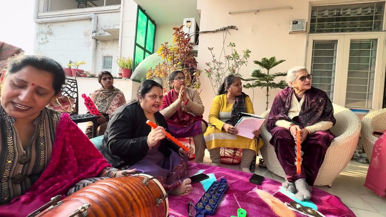 Bhjan by vinita ji #live #yashomatimaiyasebolenandlala #song #songlive #saree 💐🌹💐🌹💐🌹💐