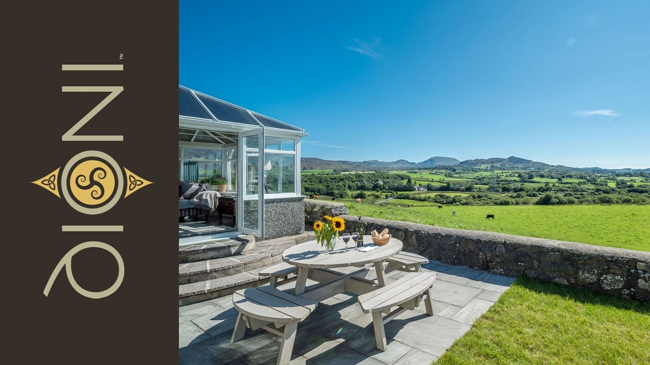 Farm Holiday Accommodation with Mountain Views | Eiddior
