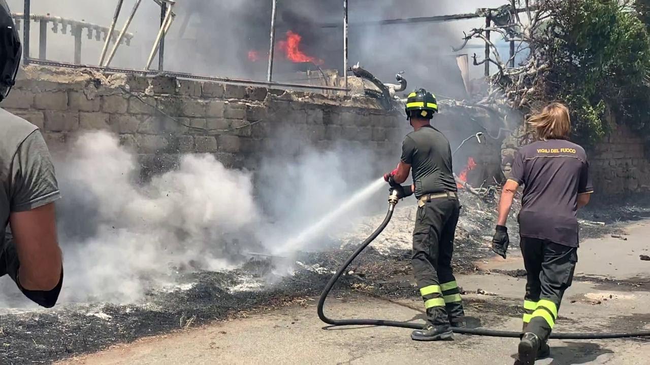 Mega incendio a Roma, le fiamme non si fermano. Le operazioni di messa in sicurezza
