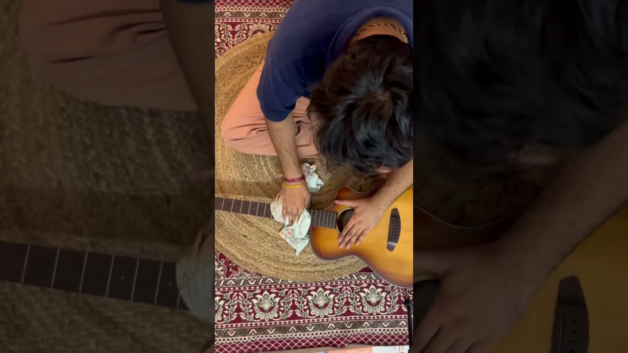500/- ke hisab se kya kehte ho ?? - Change Strings at Home #strings #best #guitar