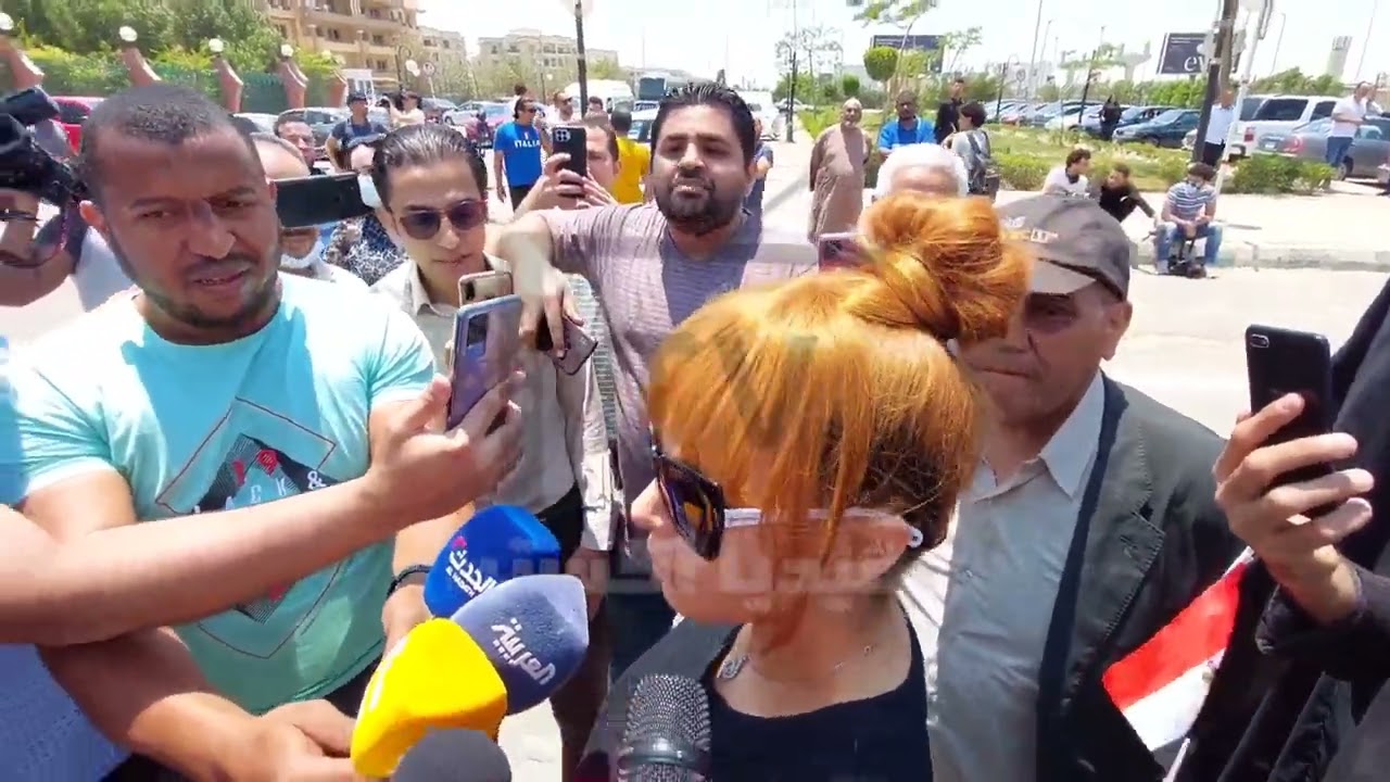 انفعال داليا البحيري فى جنازة سمير صبري ودخولها بسرعة..اتخبطت فى غصن الشجرة