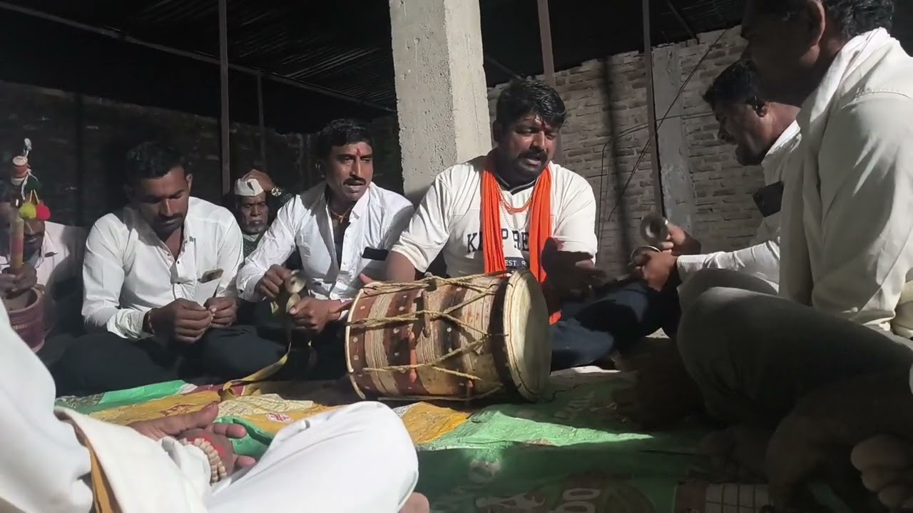 दसऱ्यानिमित्त कलगीतुरा चे गायन करण्यात आले
