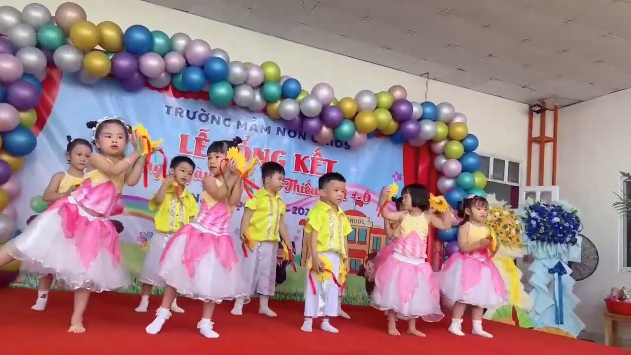 Hoàng Triết (Tôm) múa tổng kết lớp chồi trường OKIDS.