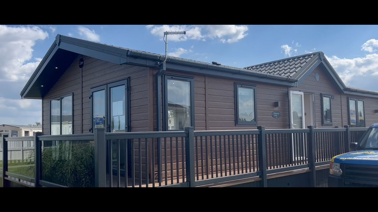 Save £10,000 on this Stunning 40x20 2 Bedroom Twin Love Oakland Lodge On A Stunning Lakeside Plot!