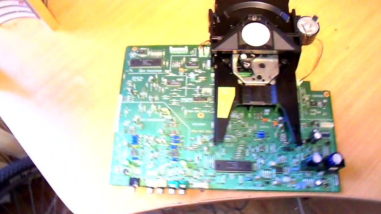 PHILIPS CD 930. Замена шестерни привода (открытия/закрытия) лотка CD проигрывателя.