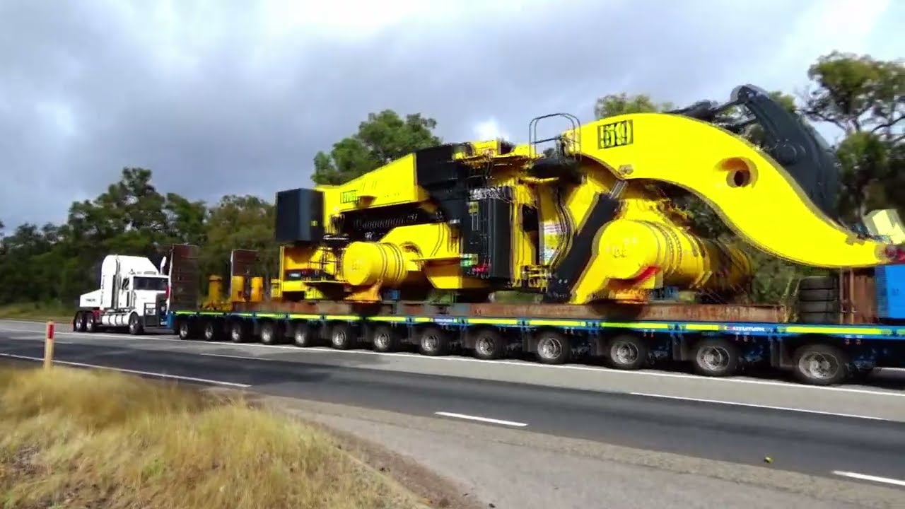 🚛. Centurion Transport with a Komatsu WE2350 wheel loader @ 6mtrs wide, on GNH. Sat 1 Nov 2025.