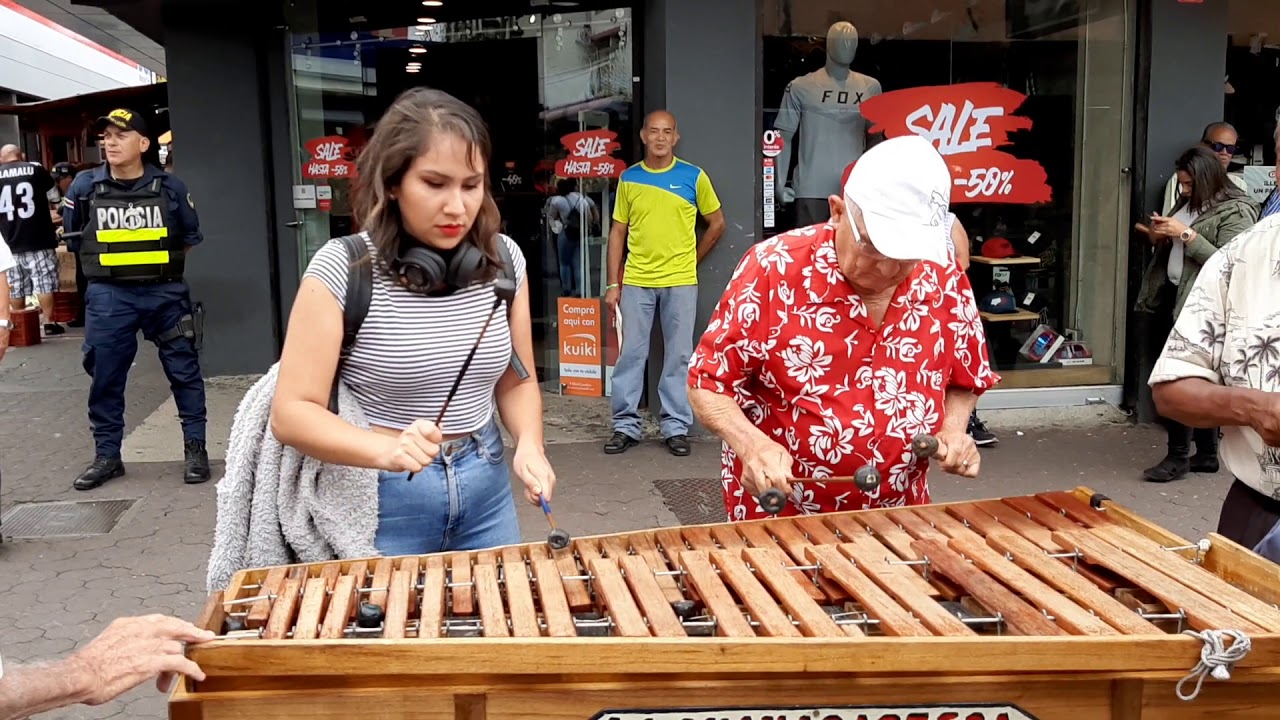 MARIMBISTA TALENTOSA EN EL BOULEVAR