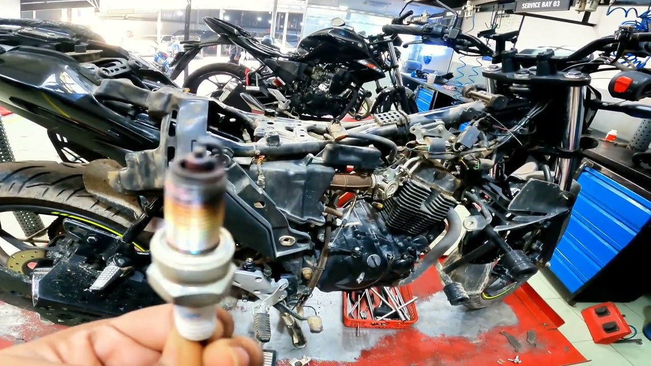 Sparkplug change on Suzuki fi disk bike.