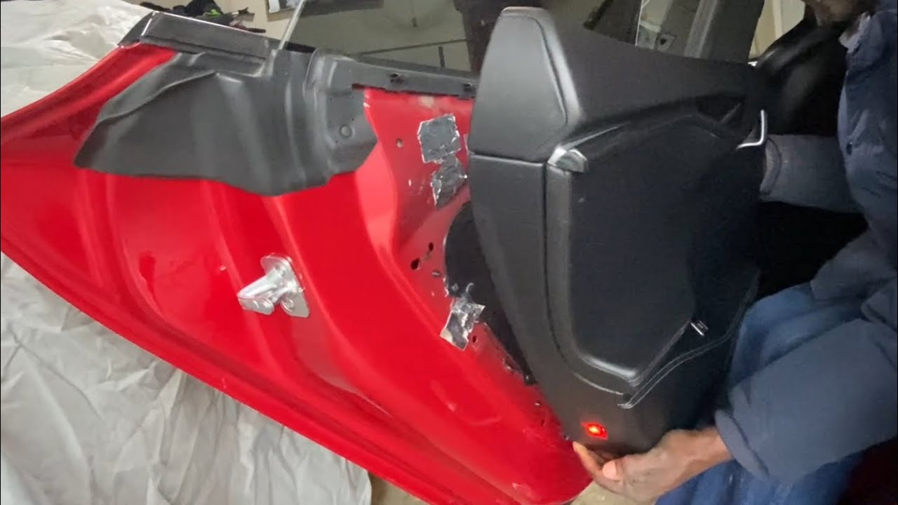 Снятие внутренней дверной панели Tesla Model S 2012–2020 гг.