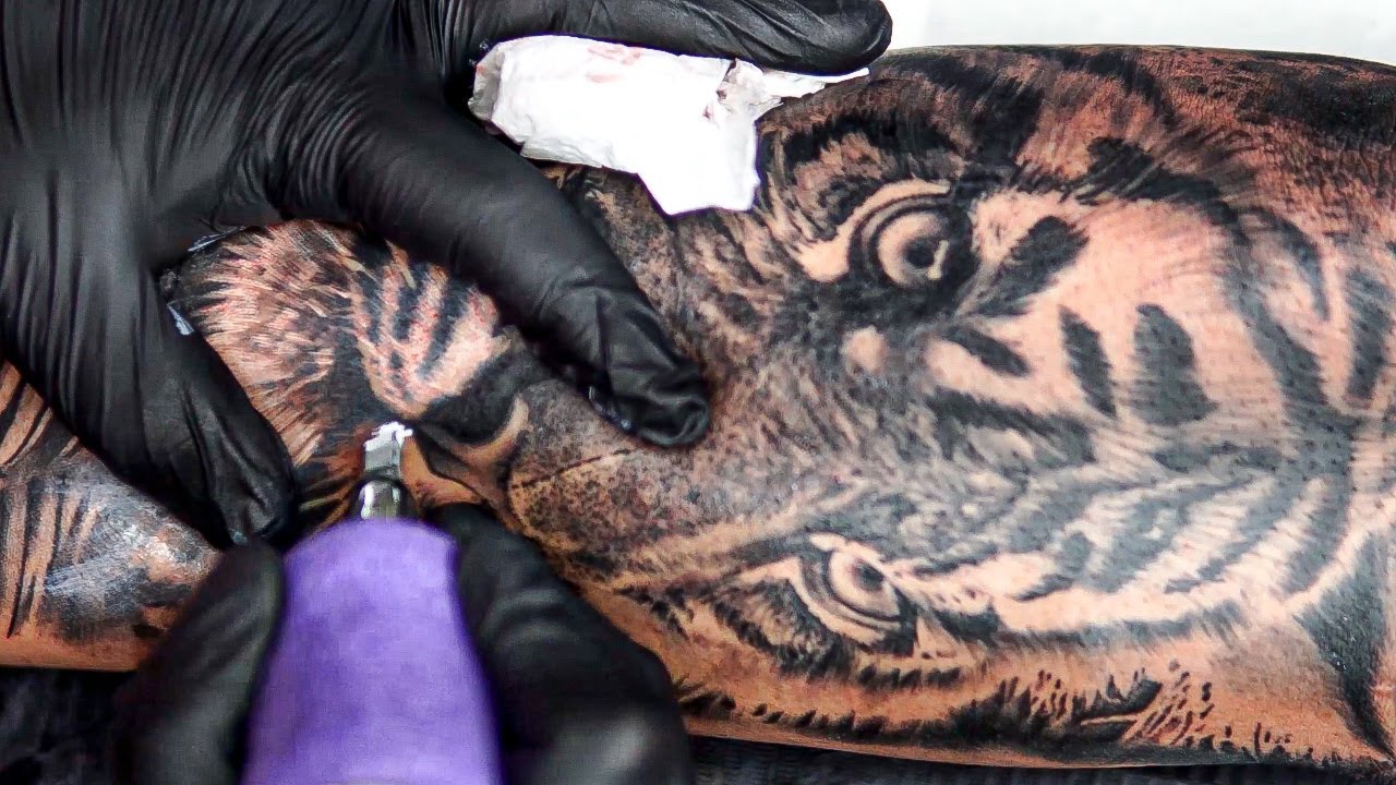TATUAGEM DE TIGRE COM FOLHAS