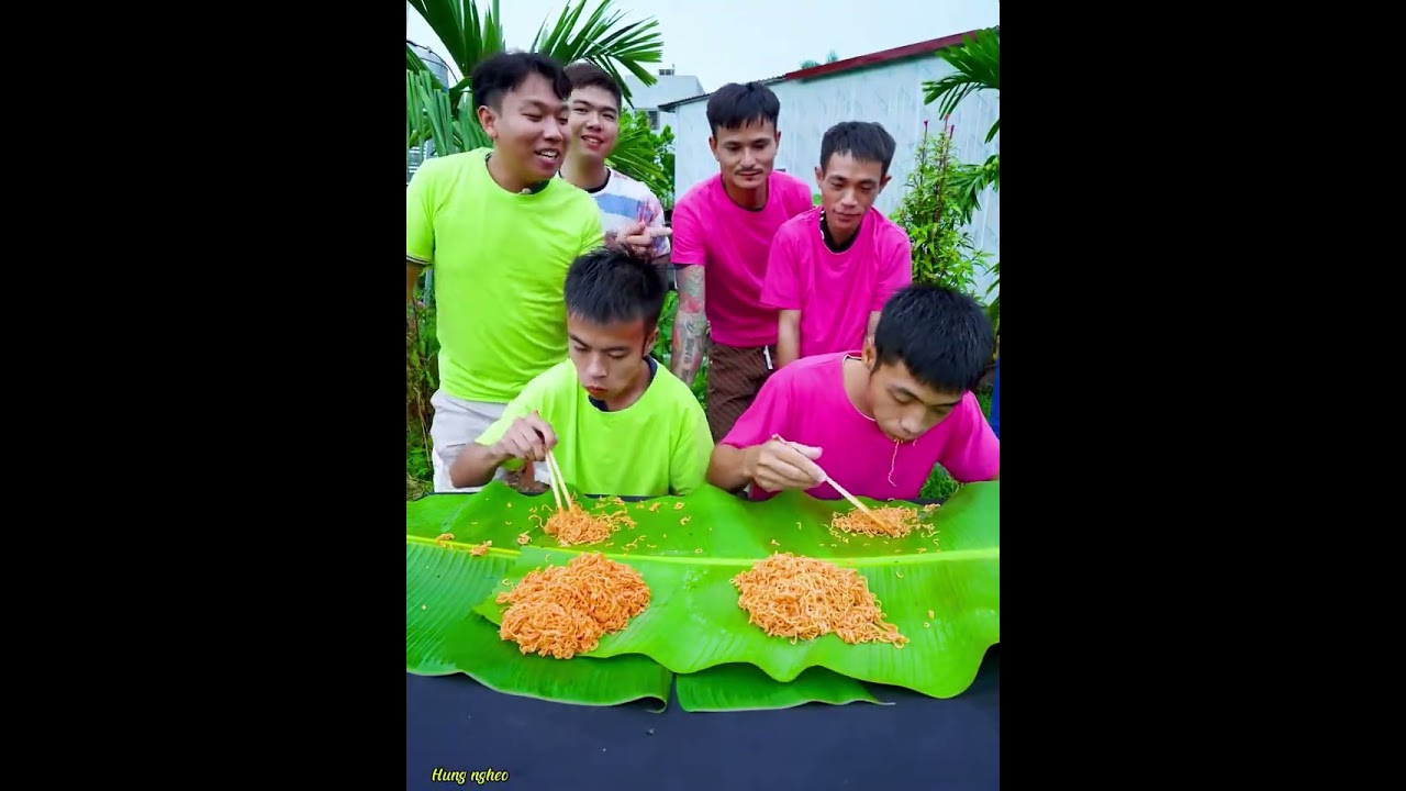 HƯNG VLOG MỚI NHẤT/ Thử th&aacute;ch ăn m&igrave; t&ocirc;m trộn cười to&aacute;c mồm 