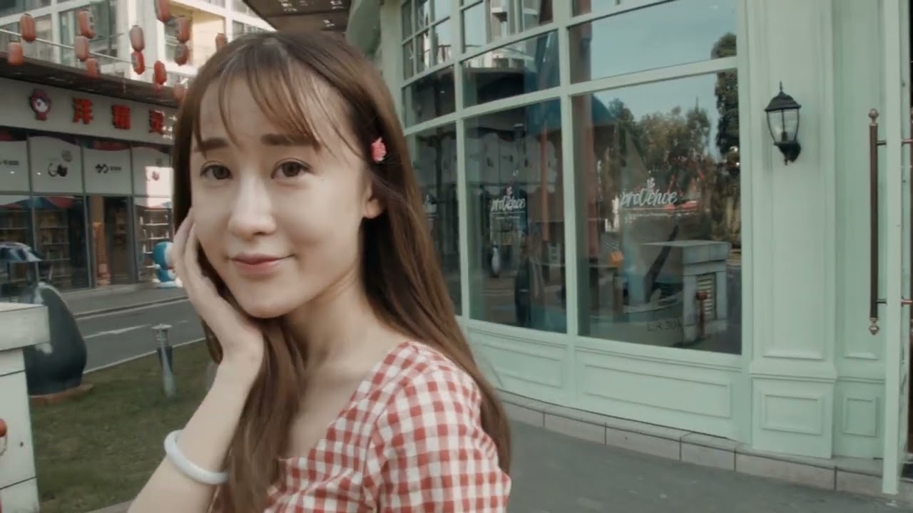 chinse girl lili barefoot mall tour1