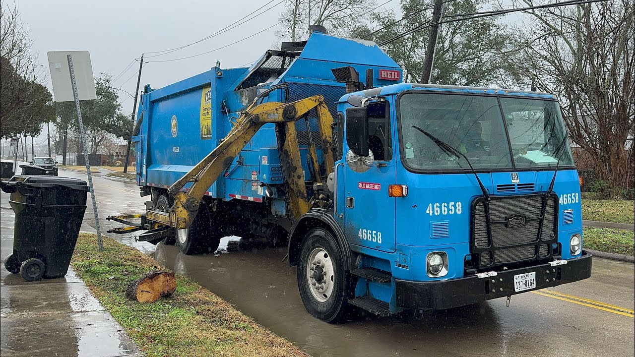 City of Houston: Autocar ACX Heil Python Garbage Truck Collecting in Pouring Rain