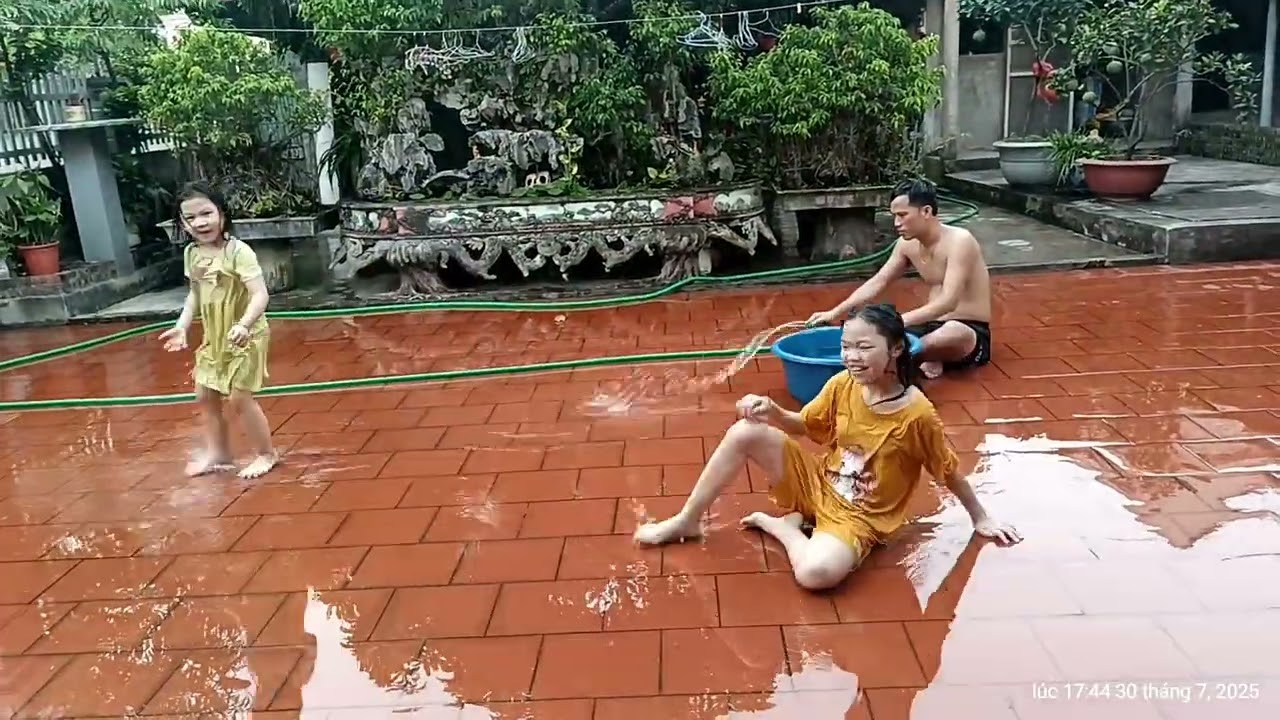 Tuổi thơ là khi sân nhà là biển, thau nhựa là du thuyền, bố là sóng thần