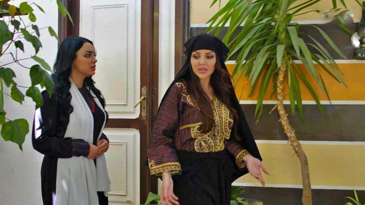 بيلفت نظرها ضحكة جارهتها وبتحسدها بس لما تشوف معاناتها بتتفاجئ - روايات مختارة