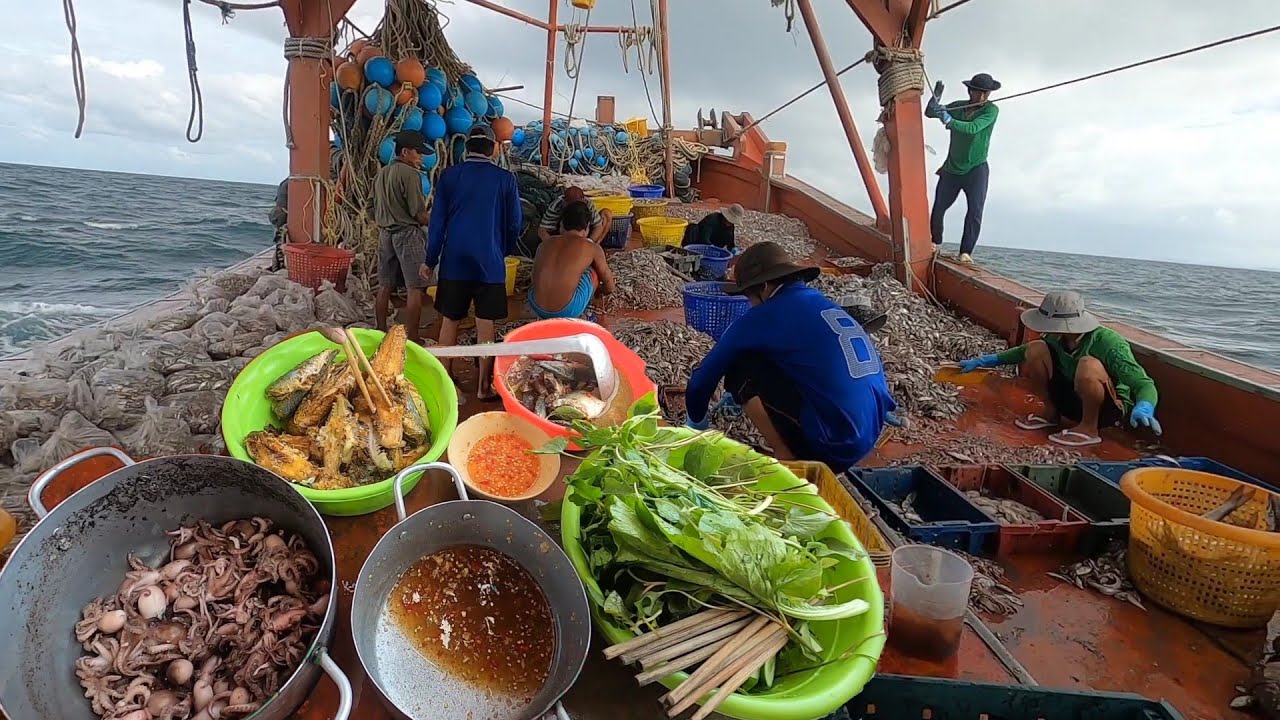 Anh Ngư Phủ #15 | Công Việc Buổi Sáng Và Bữa Cơm Trên Ghe Của Ngư Dân Cào Đôi