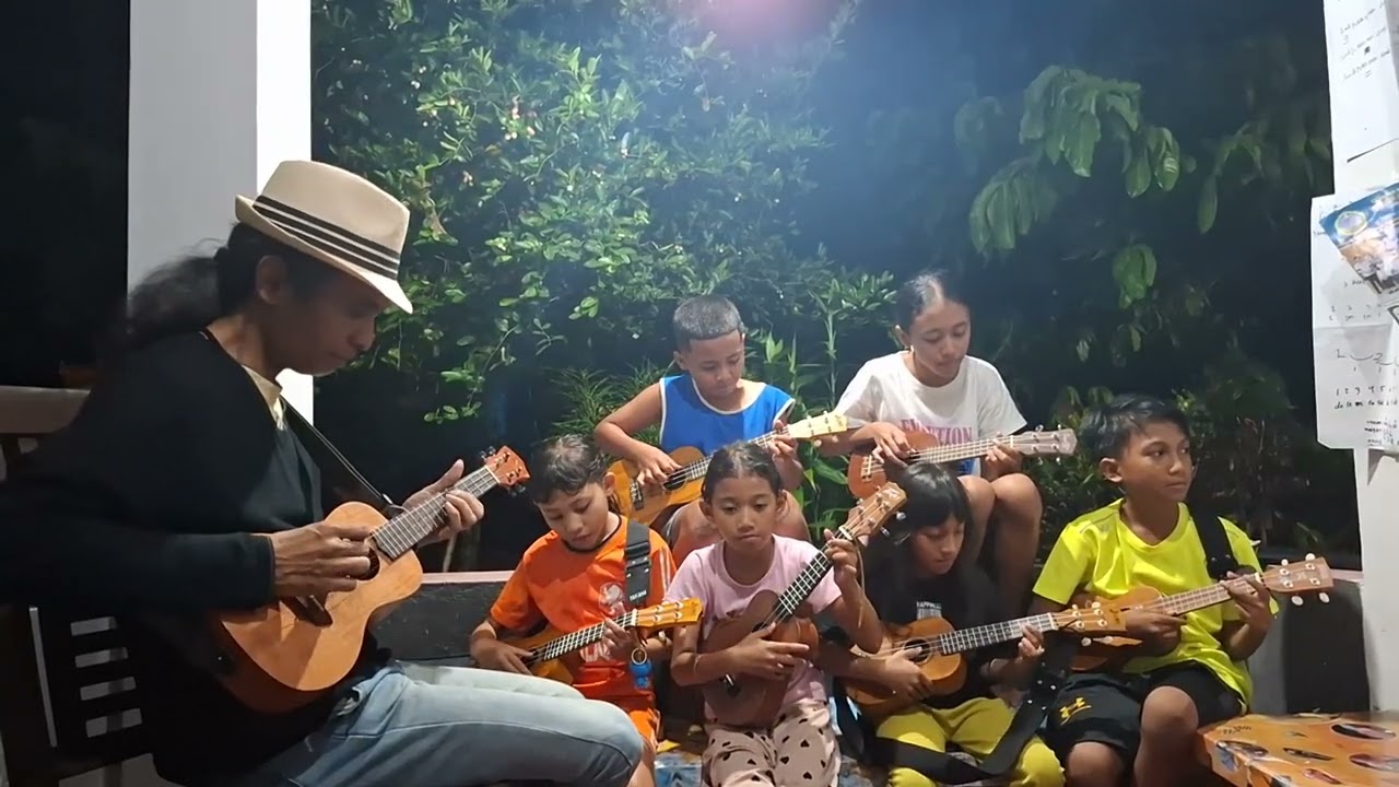 'Silent Night' Paduan Ukulele (lion kid)