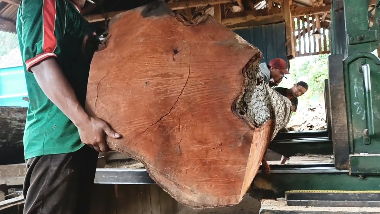 The sawmill operators work together to create incredibly stunning and beautiful slabs