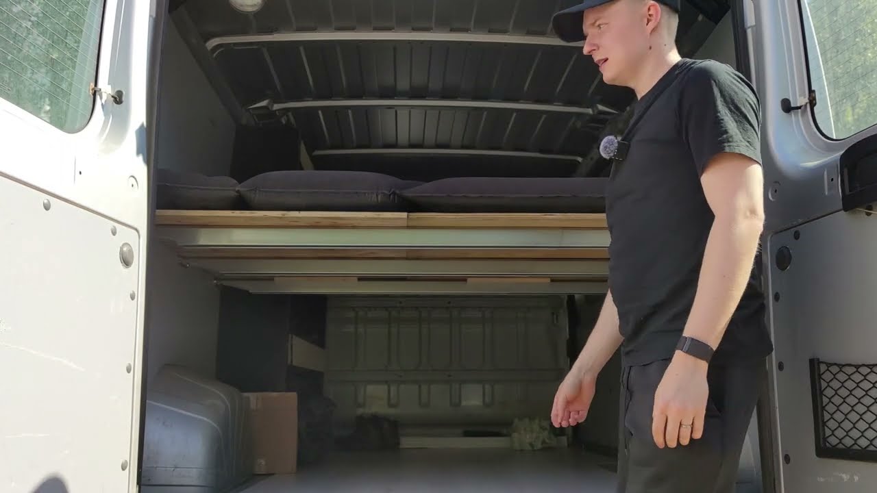 Retkeilyautoon sänkyidea. Tarvikkeet alle 150€.