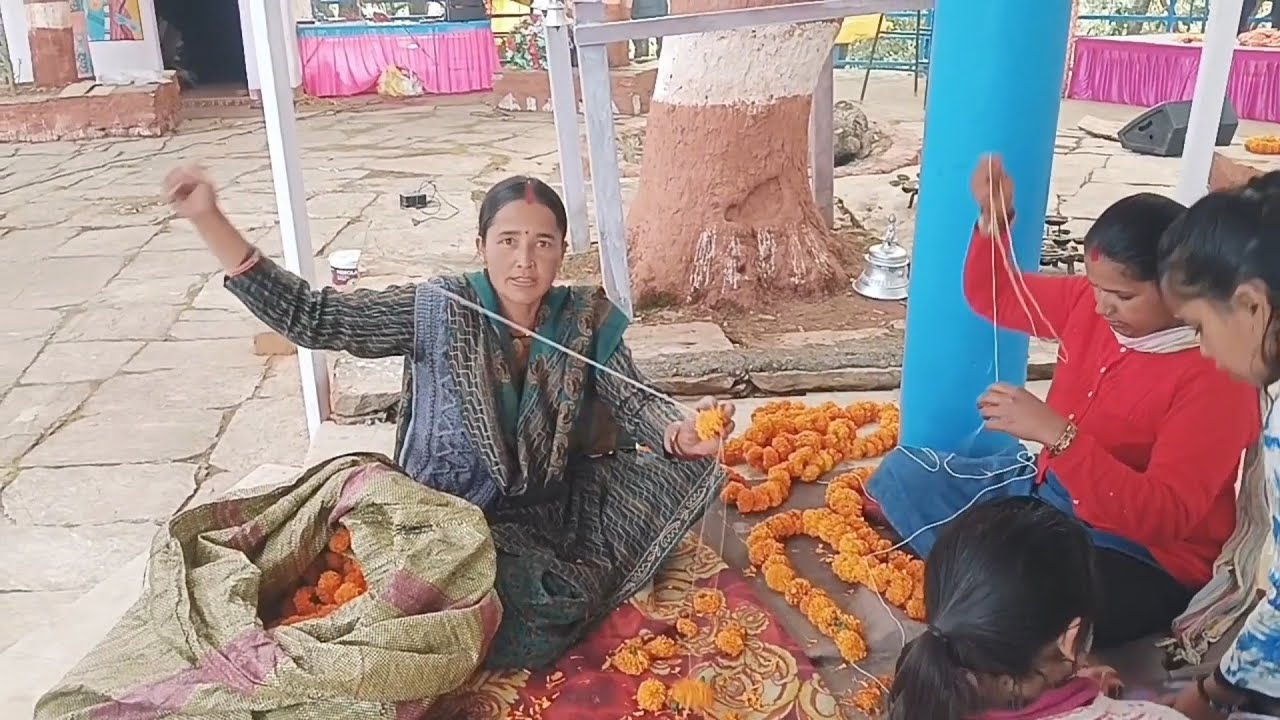 Aaj Mandir mein banae phoolo Ki mala