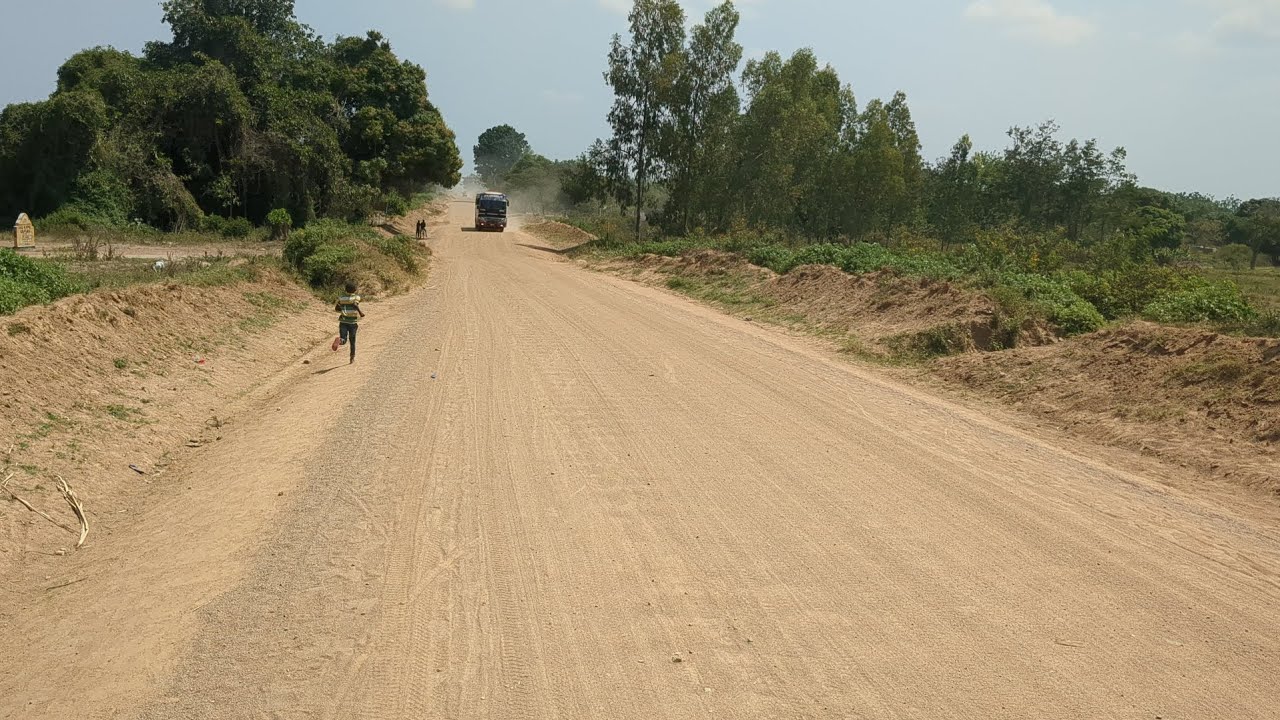 Vuta nikuvute kati ya Ally's star bus na katarama luxury la rough road! Ally's hataki kuachia njia 😂