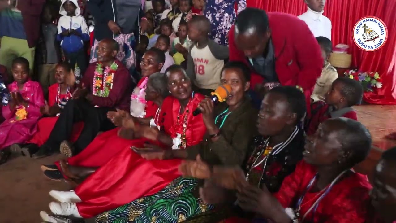 NGOMA ZA WAZEE PAROKIA YA KAINAM BAADA YA KUPOKEA SAKRAMENTI YA KIPAIMARA.Umeelewa kilichoimbwa.....