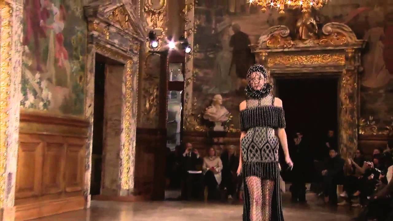 Alexander McQueen | Fall Winter 2013/2014 Full Fashion Show | Exclusive