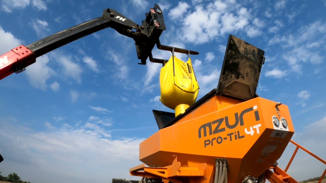 Siew pasowy pszenicy ozimej 2021 Firma AGRO-LAND CLAAS AXION 850 MZURI PRO-TIL 4T