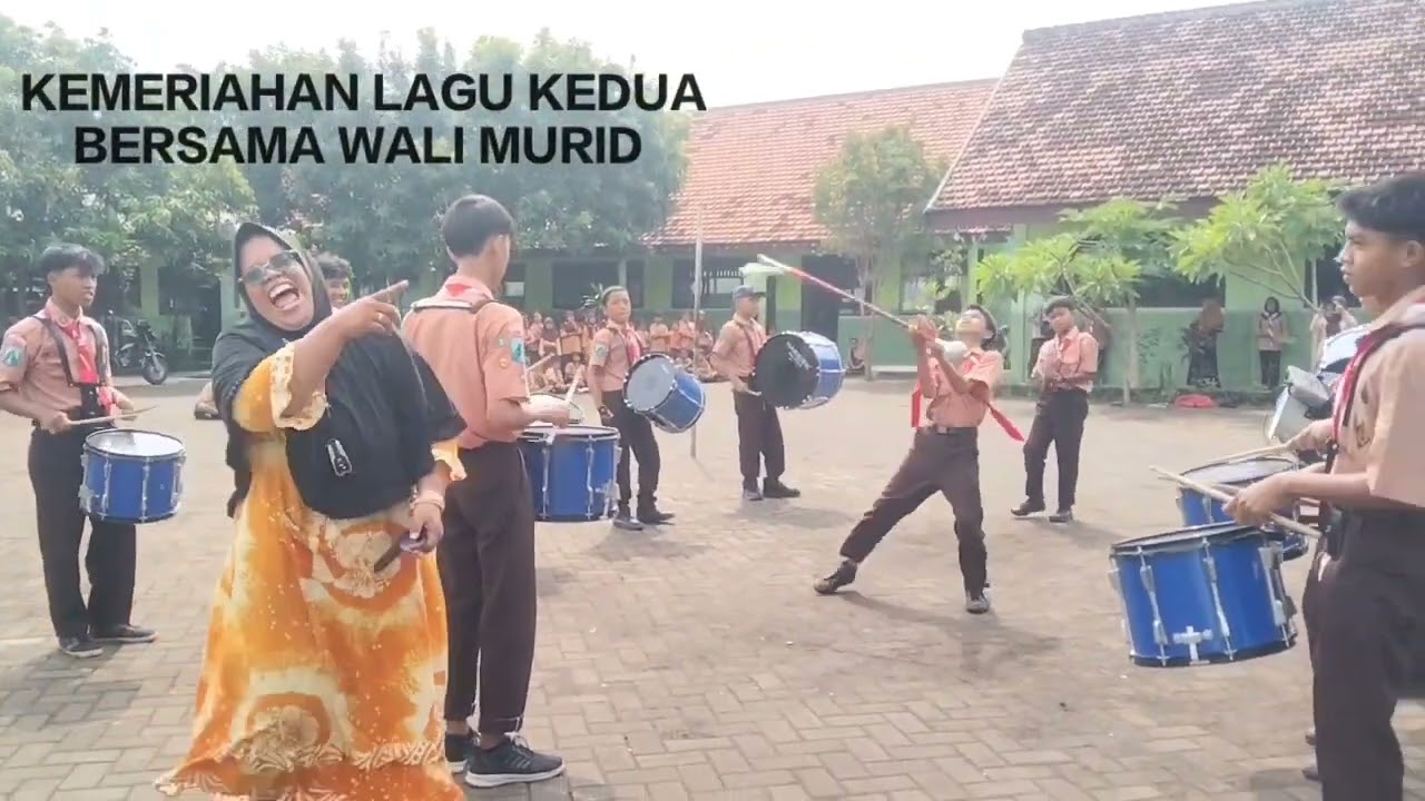 PENAMPILAN DRUM BAND SMPN III NGULING DI SDN WATESTANI 1