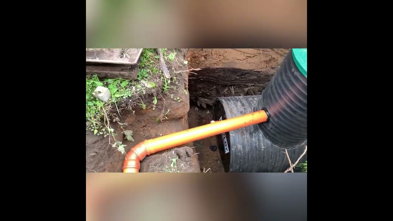 Установили накопительную ёмкость из пластика на 4 куба.