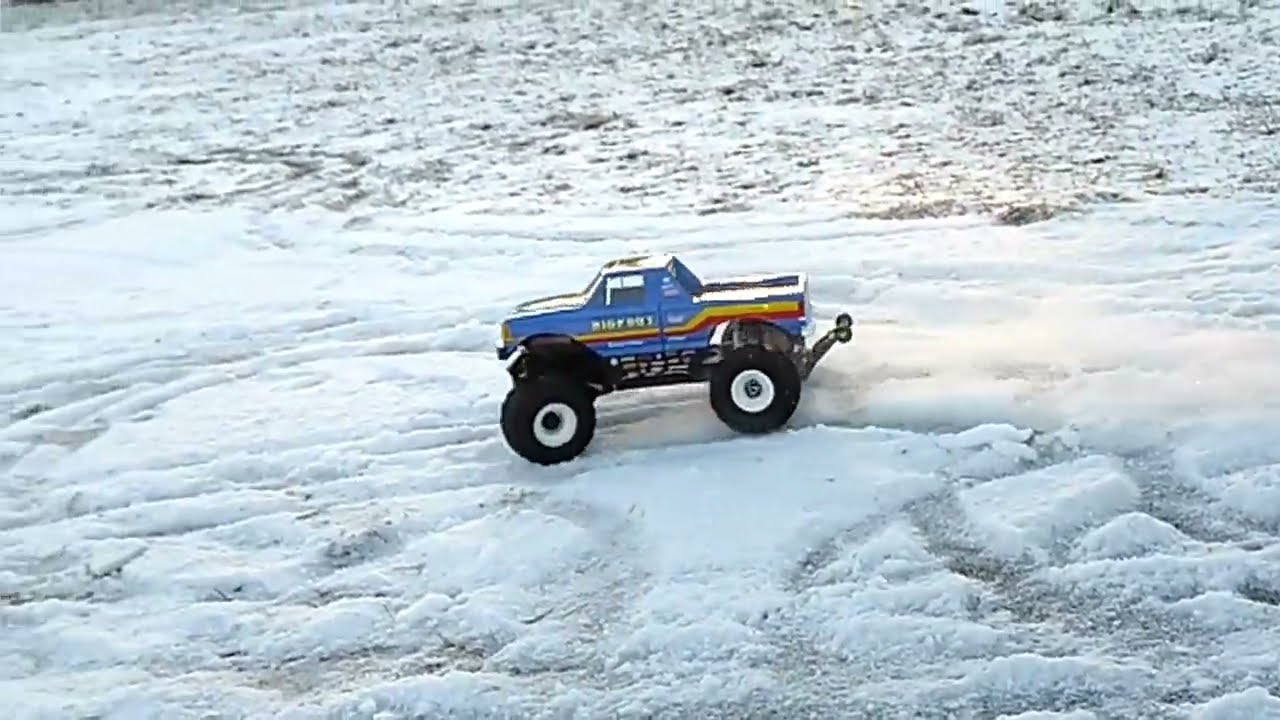 Traxxas Bigfoot 4x4 BL-2S on snow run - slow motion 