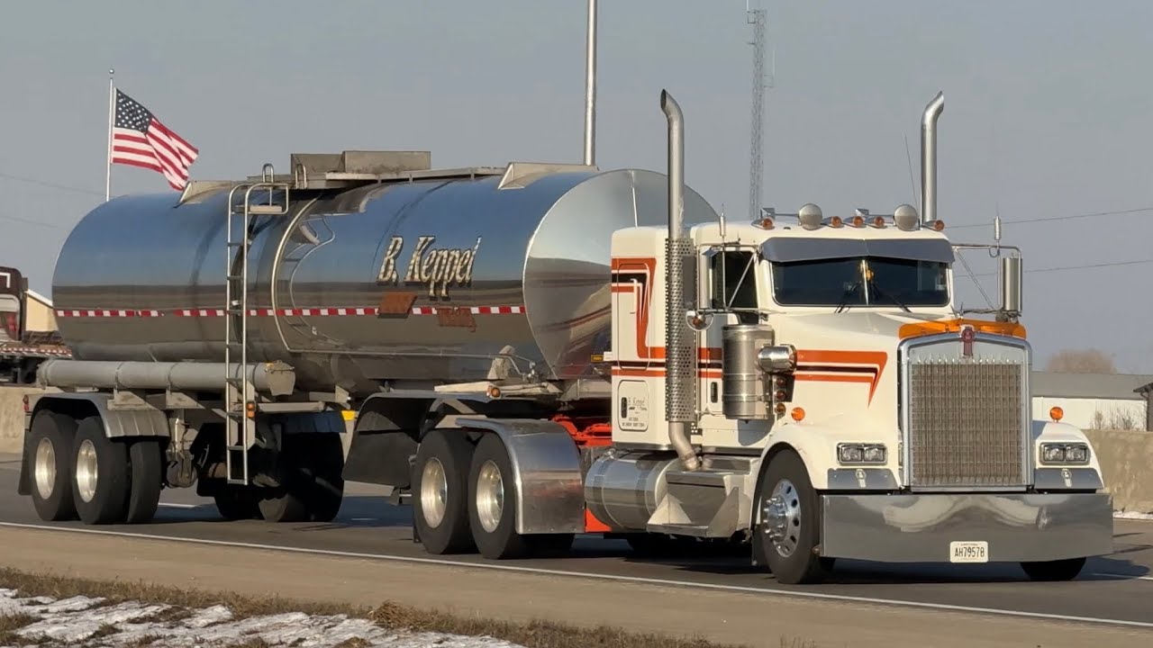 Truck Spotting in Effingham, Illinois (W/ @RobsHornRepair!)