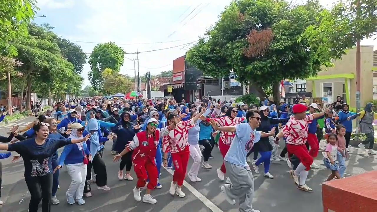 Senam viral di car free day banyuwangi jalan ahmad yani