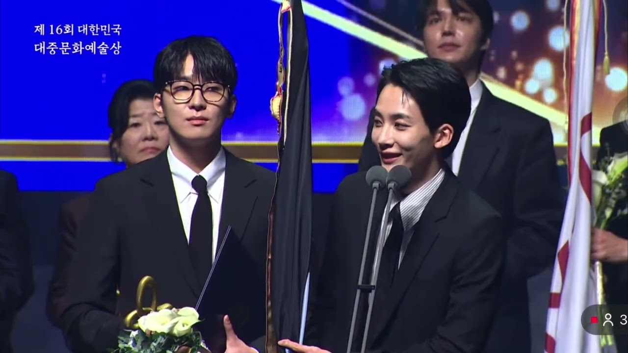 Seventeen Jeonghan and Wonwoo at Korea Popular Culture and Arts Award