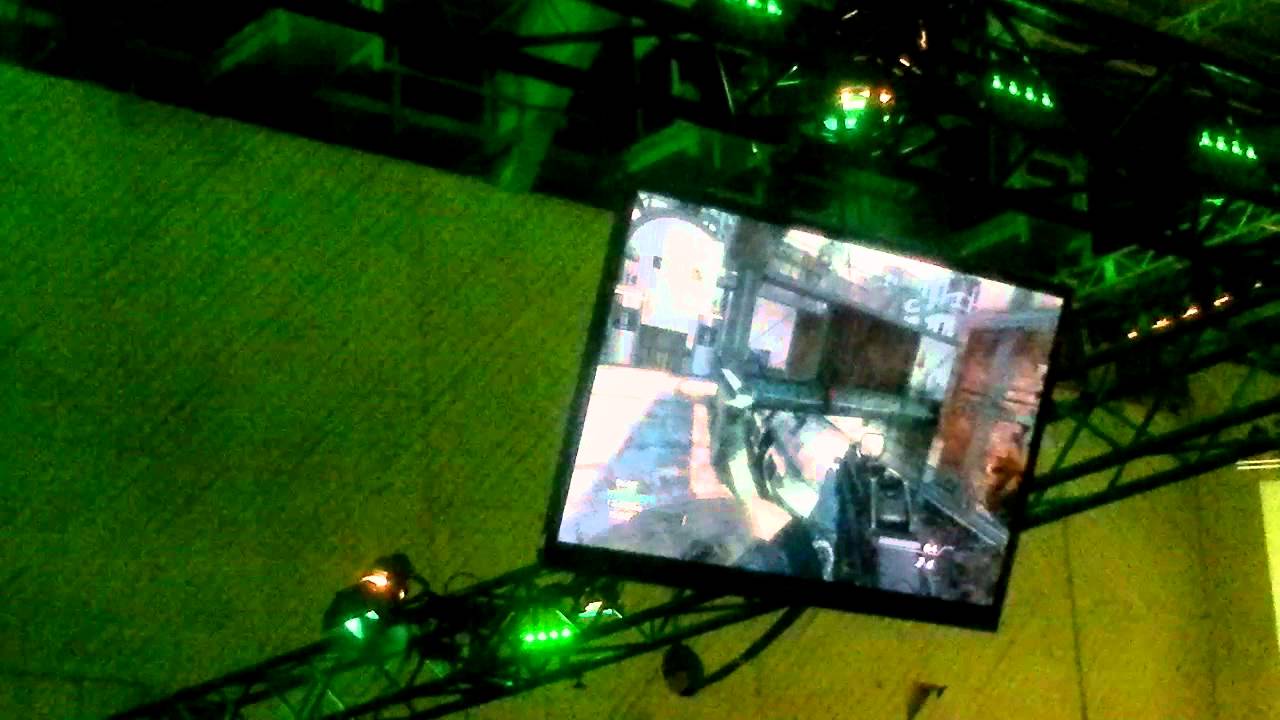 People playing MW3 @ CODXP L.A. 2011
