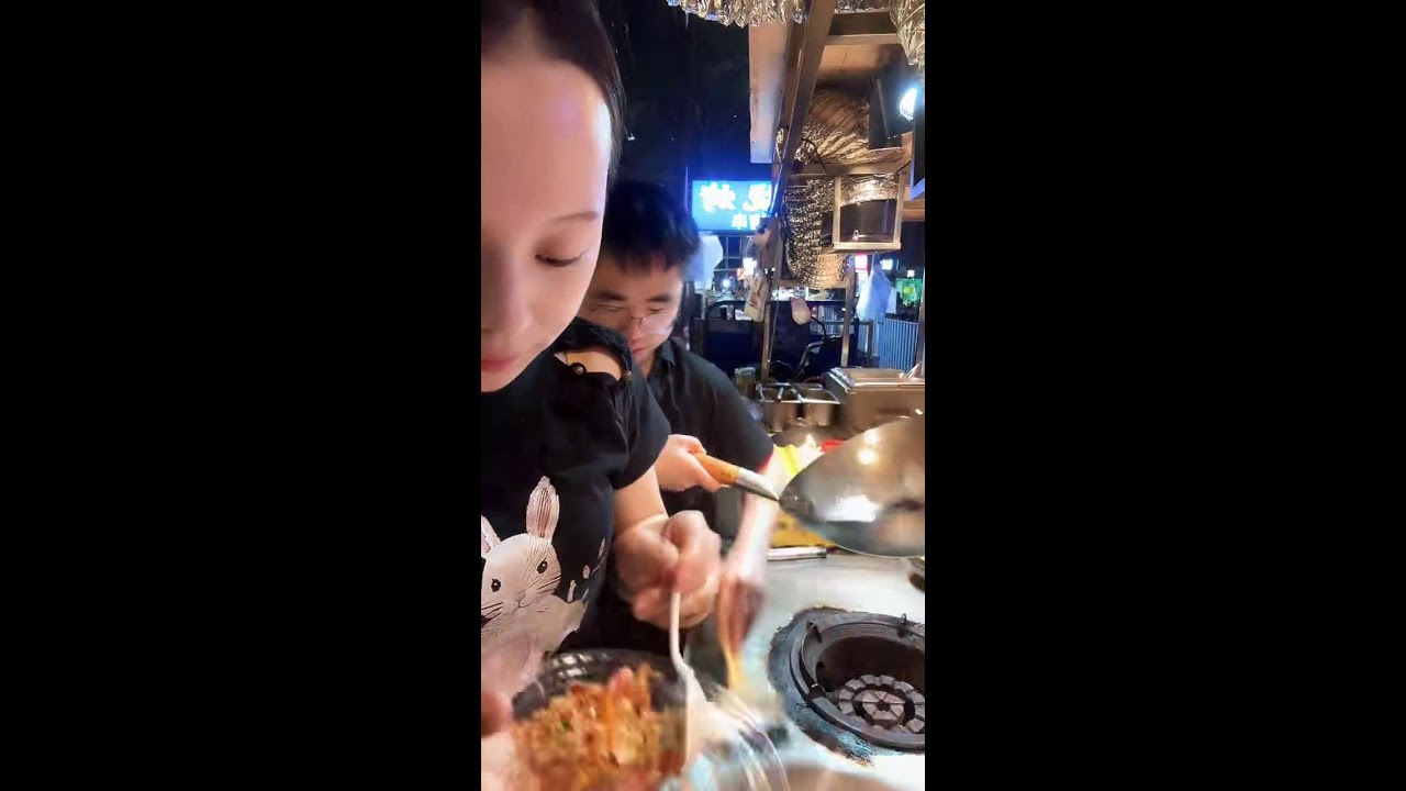 Shenzhen Street Food - Beautiful 2000s Girl (Gen-Z) Selling Fried Rice