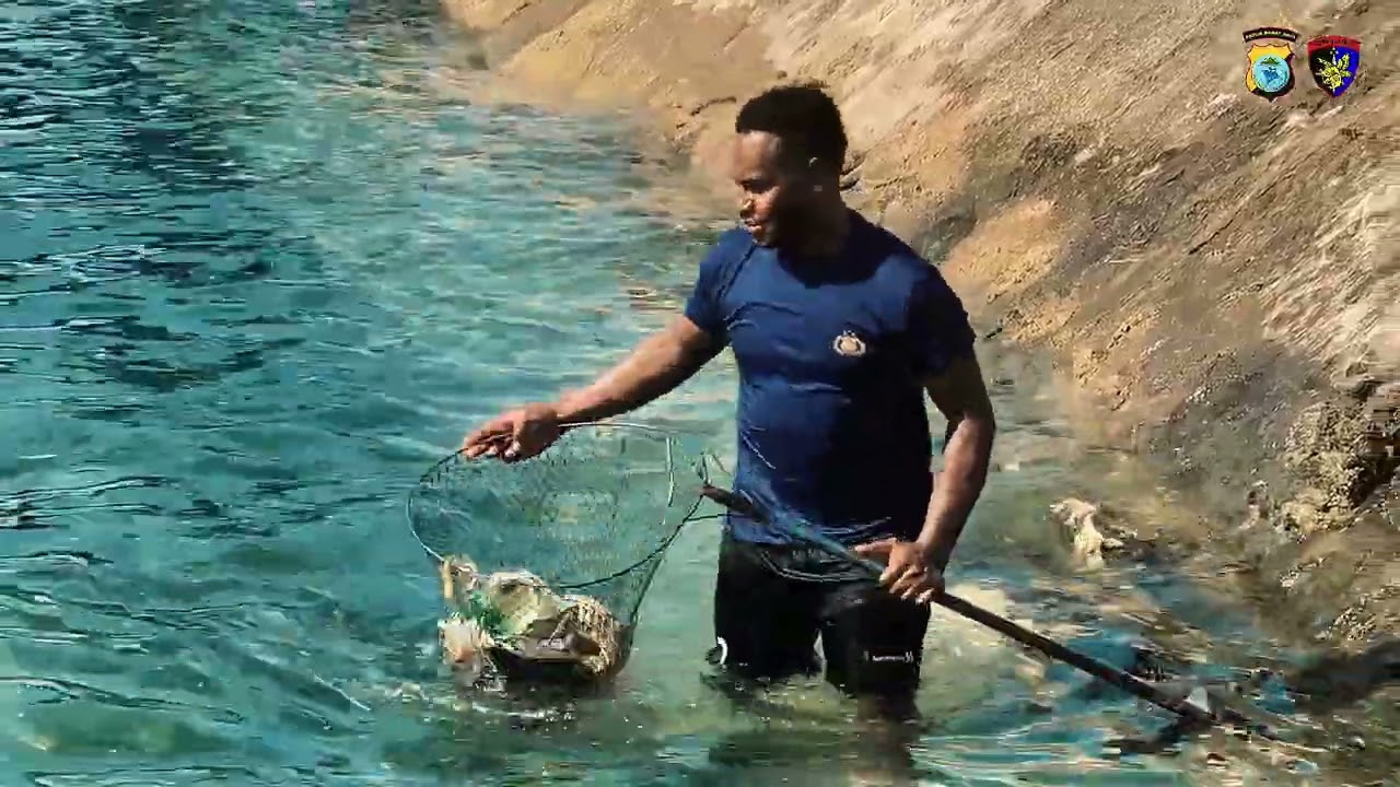Jaga Laut Tetap Bersih, Sat Polairud Polresta Sorong Kota Laksanakan Sapu Bersih Pantai