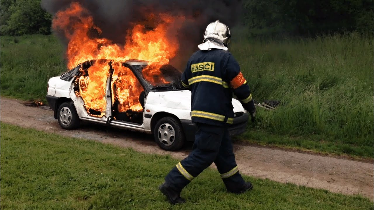 Jak hoří auto: Ukázka hašení JSDH Kostelec nad Černými lesy