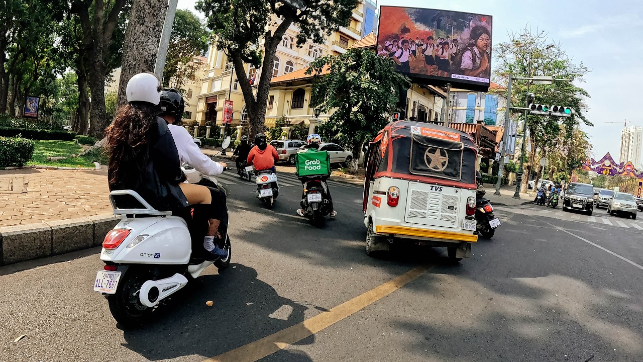 EP 234: Everyday motorcycle ride in Phnom Penh, Cambodia, 4K/60p