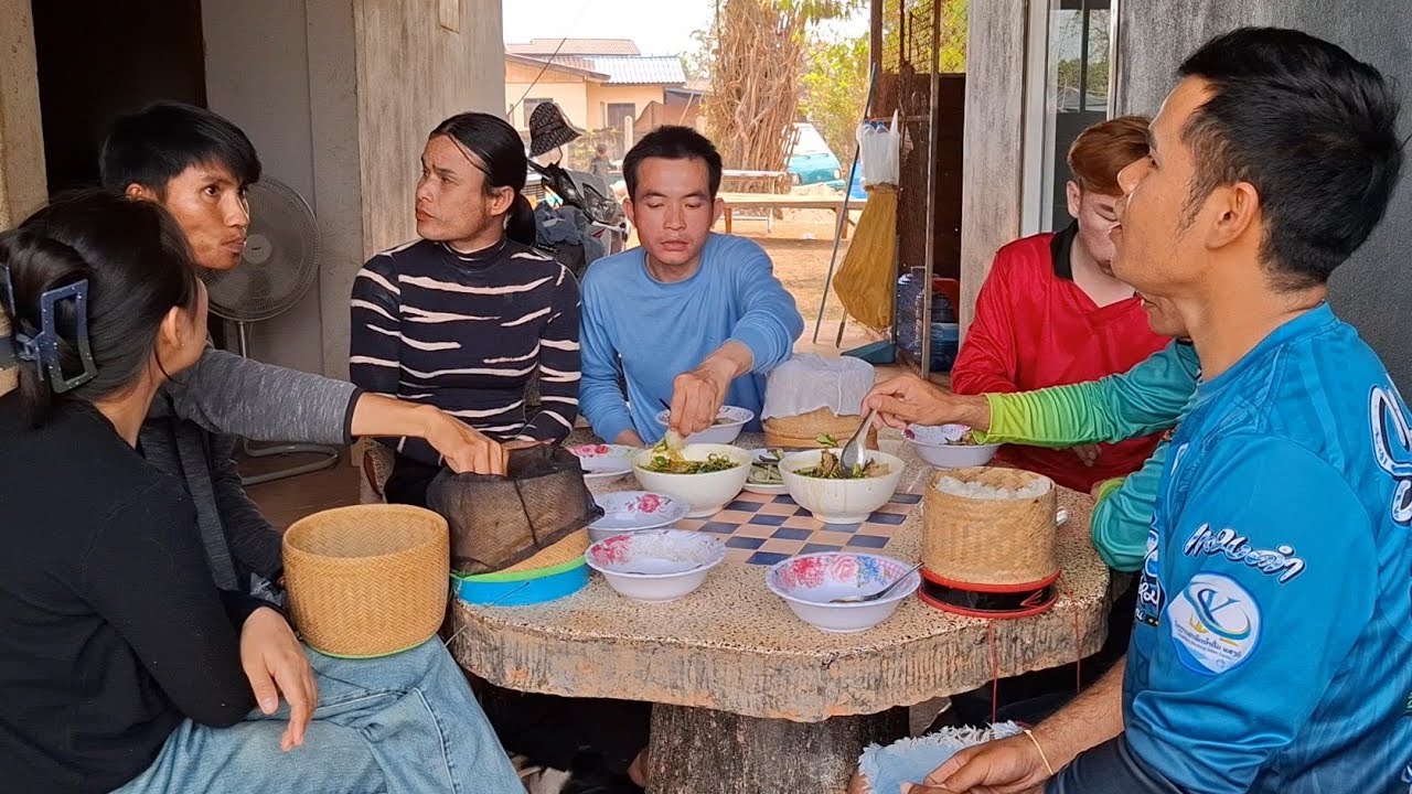 บ่าวเอื้อแกงหน่อไม้ไห้เพื่อนๆกีน แต่.......
