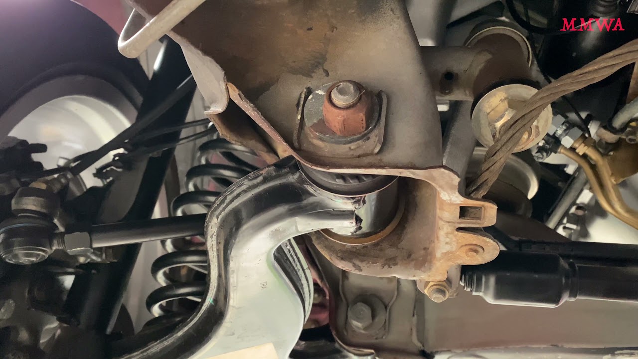 Let's look at Red W124's atrocious wheel alignment