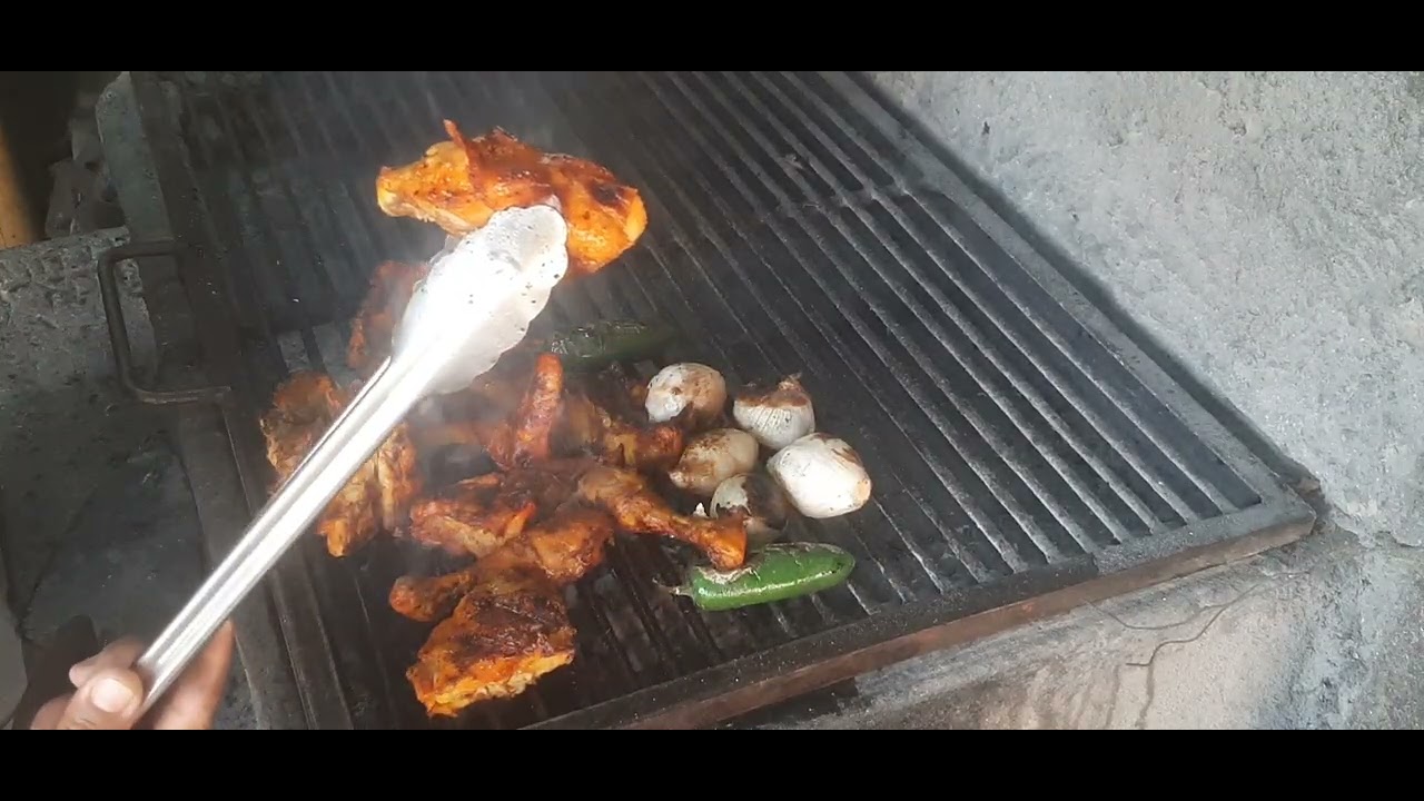 Preparando rico pollo asado al carbón  