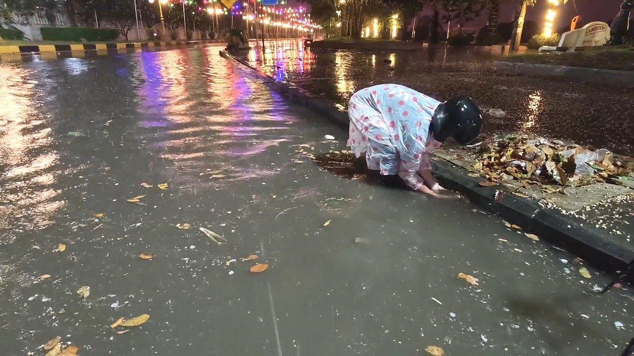 Massive Flooding Road!!! Remove Leaves Clog Drain Culvert Rain On The Street
