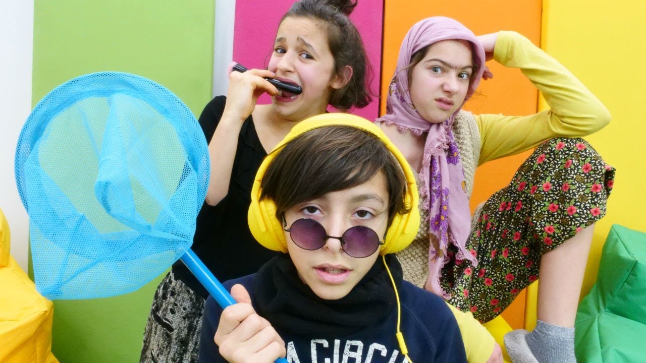 Pakize teyze torunun arkadaşı ile tanışmaya gidiyor! Komik video