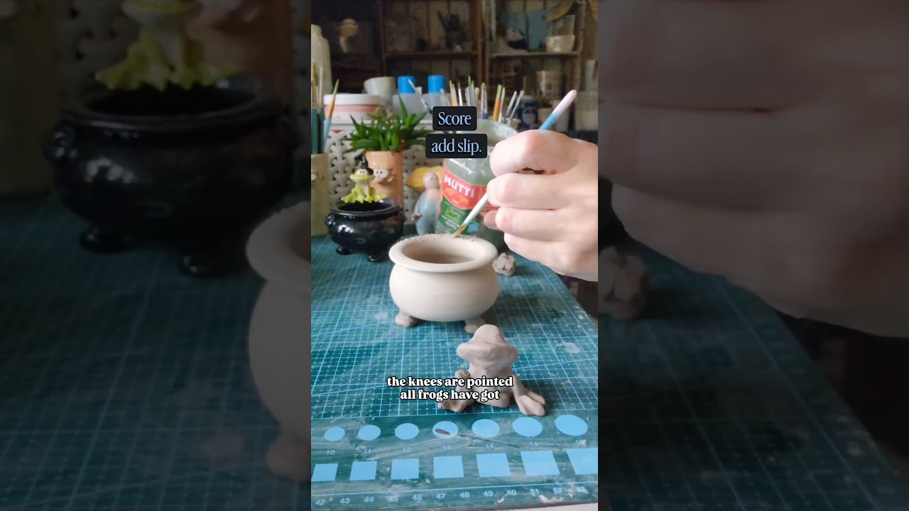 How to make a clay frog. #ceramic #creativeclayideas #pottery