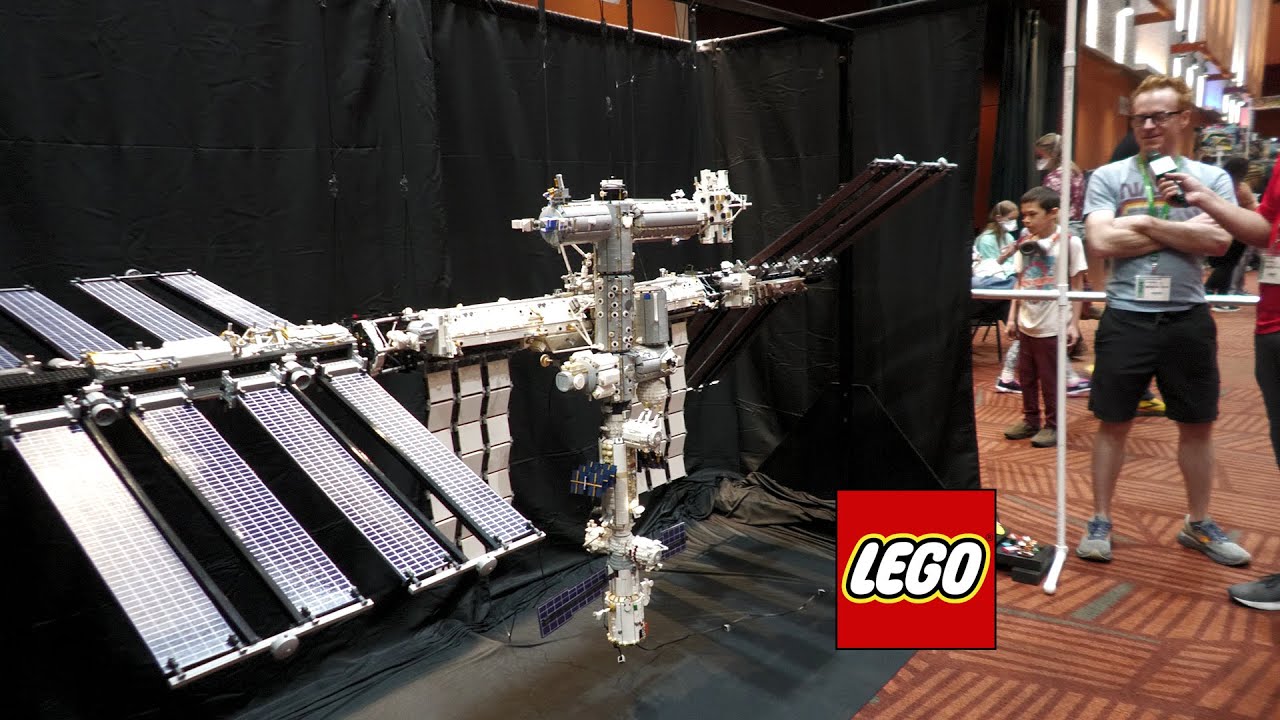 Огромная Международная космическая станция LEGO NASA