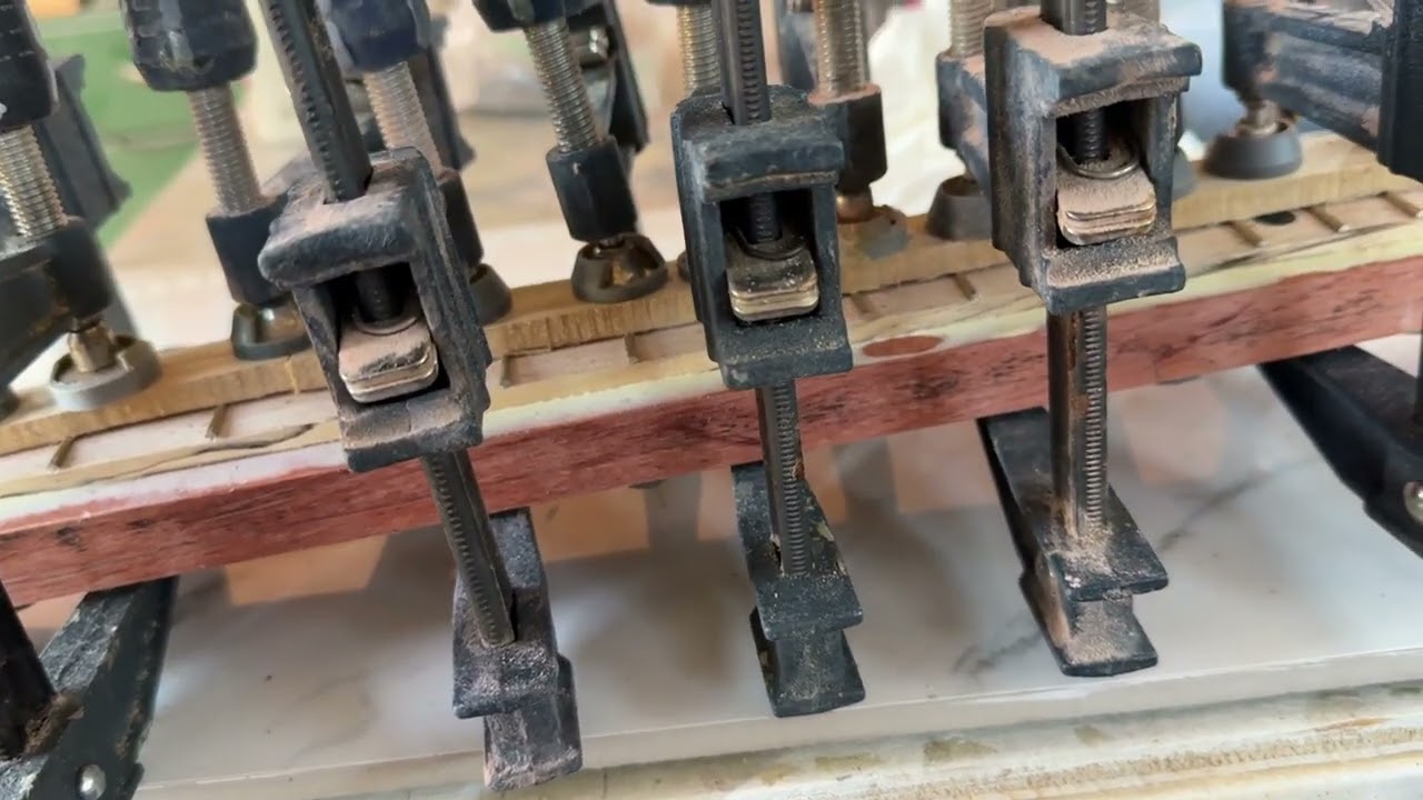 Часть C изготовления грифа для гитары из палетной древесины и брусков 2x4!