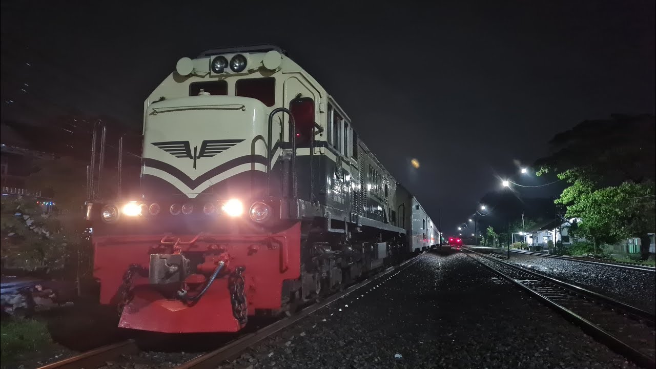 EKSPEDISI MALAM STASIUN PETARUKAN EX TABRAKAN KERETA ARGO ANGGREK AKIBAT MASINIS LALAI !