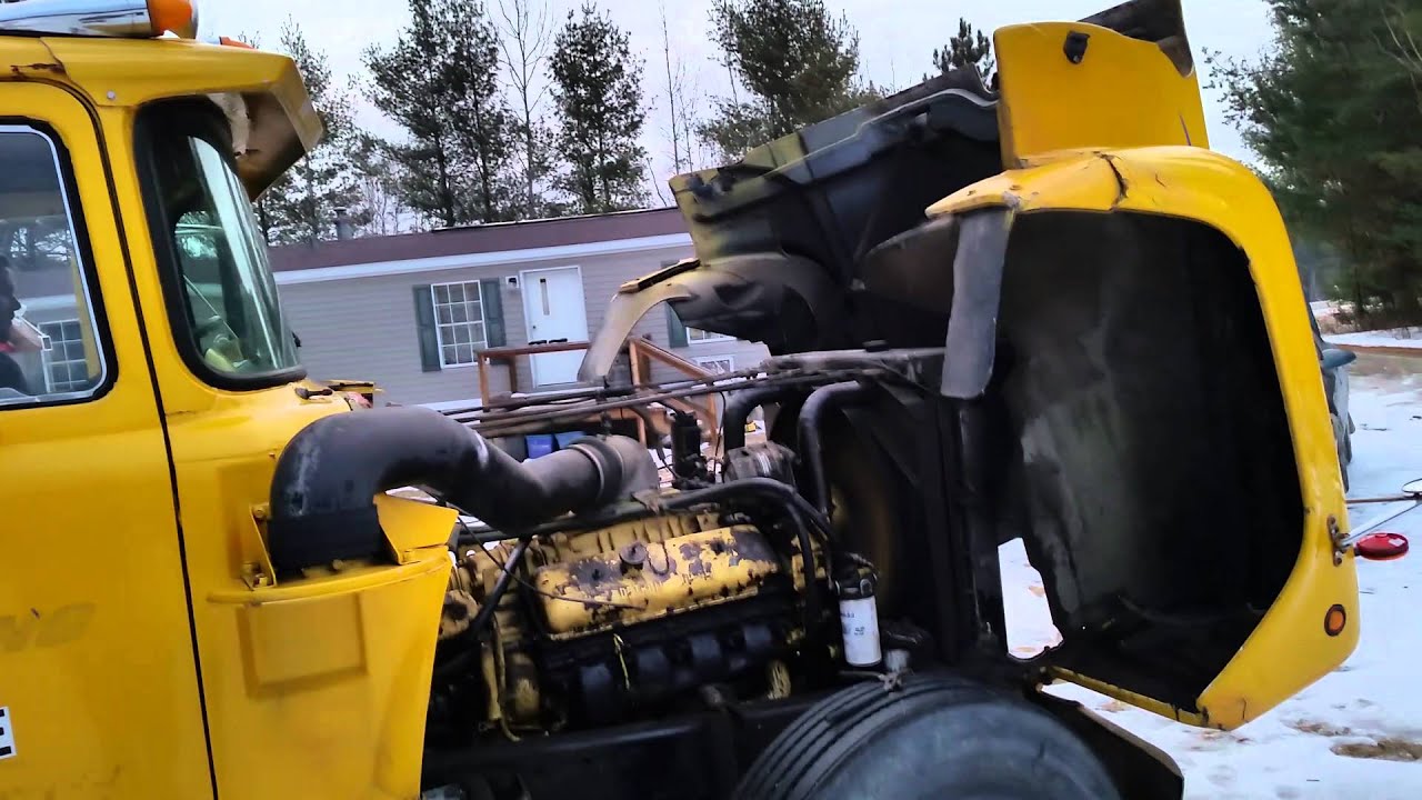 Mack R700 With 8V71 Detroit Diesel, Cold Start