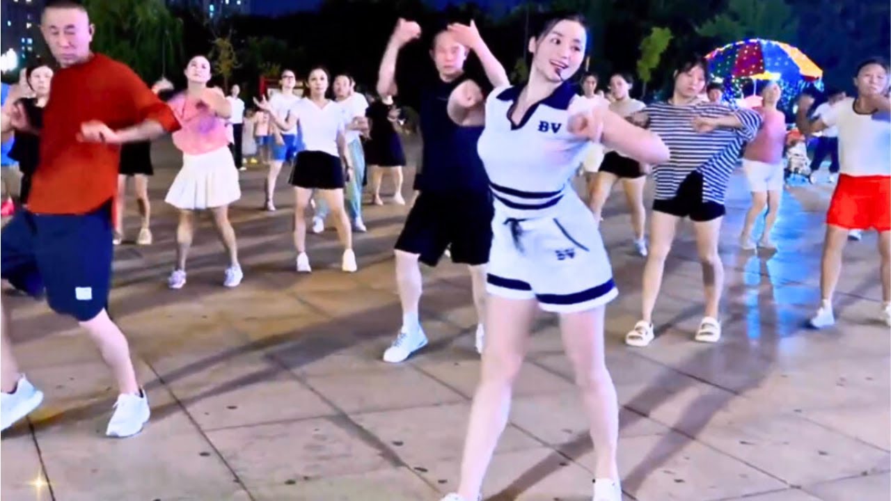 💝💃🎶👗甜美可爱广场舞《风一样的女人》领舞美女这身衣服真好看。